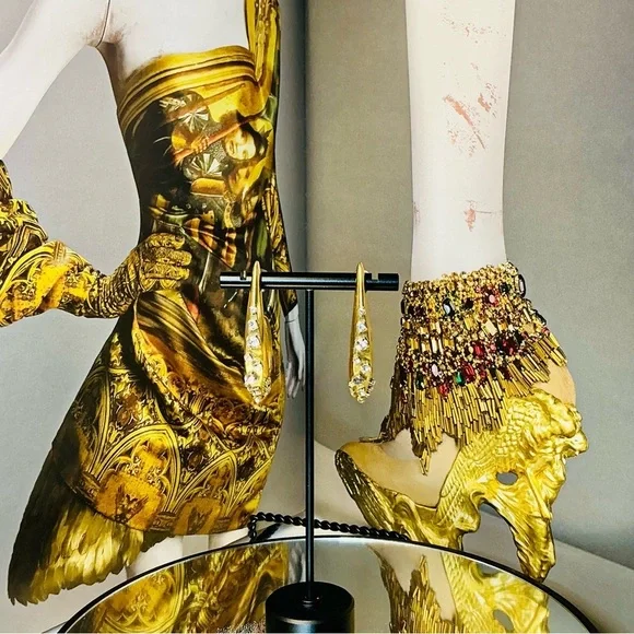 Alexander McQueen: Savage Beauty - Large Coffee Table Book - Picture 6 of 14